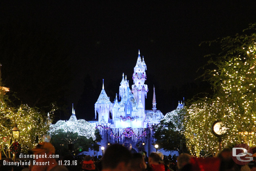 Found a spot for Believe in Holiday Magic just as they played the 15 min announcement and warning that it may be cancelled due to winds.