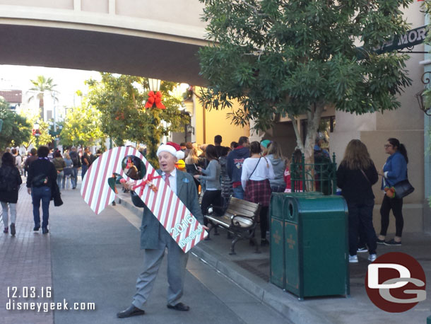 There were cast members to help form the line.