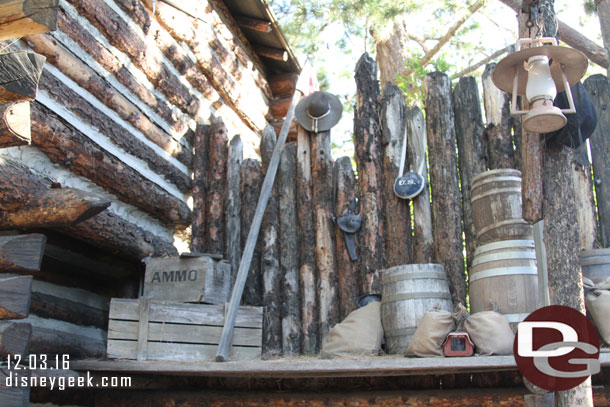 Ammo and other supplies but no guns in the fort at the entrance to Frontierland anymore.