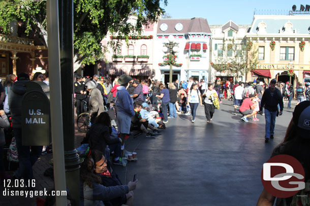 Curb seating was mostly claimed for the Candlelight already too.