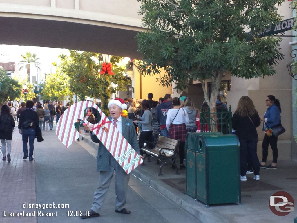 There were cast members to help form the line.