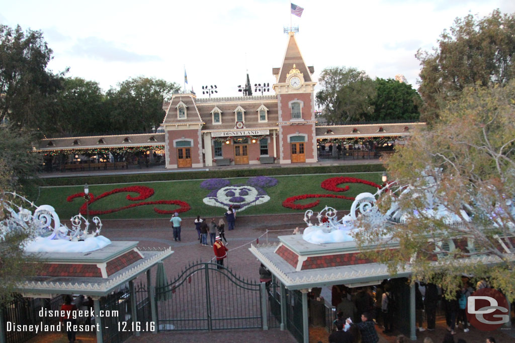 All quiet at the entrance to Disneyland. Notice the flag blowing, the wind was picking up.