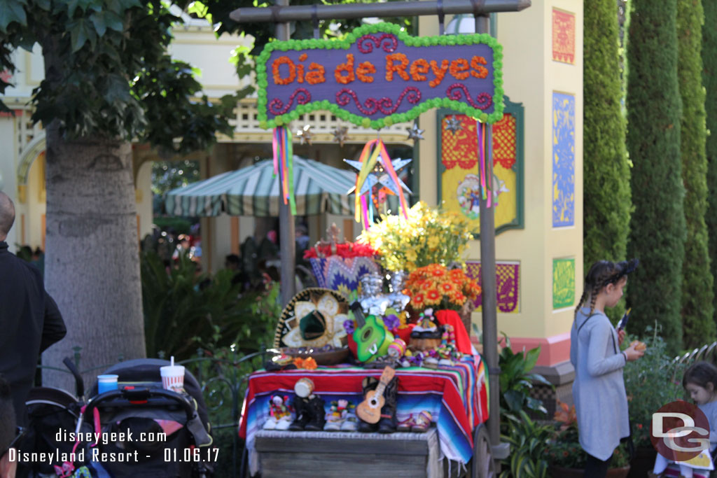 A display for three kings at the entrance.