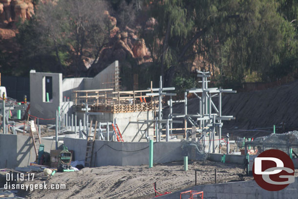 A closer look at the support structure for the rocks.