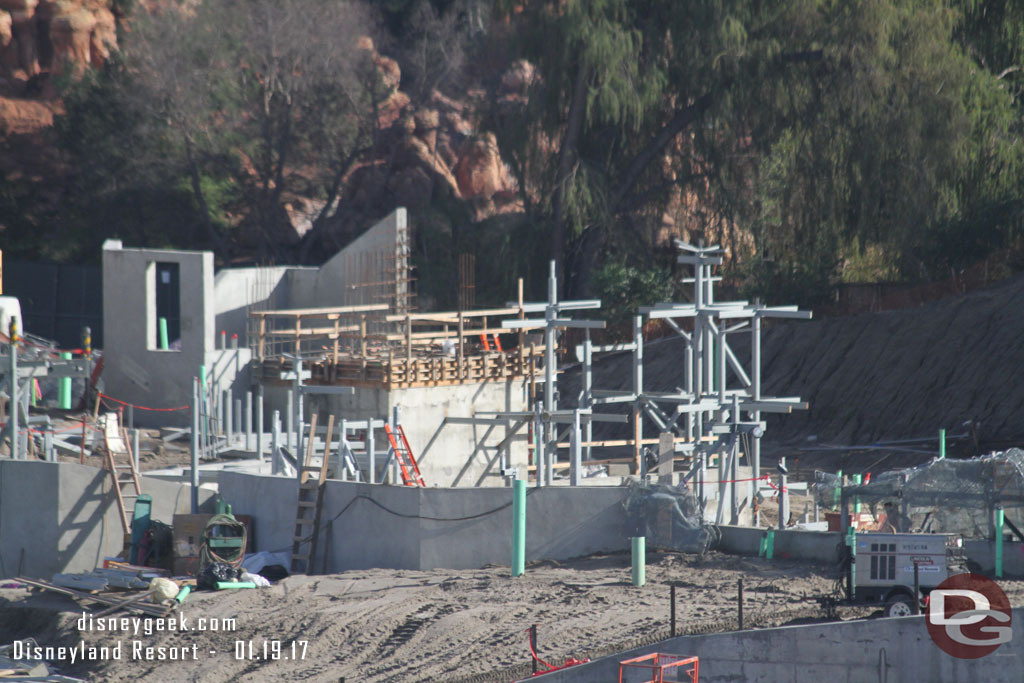 A closer look at the support structure for the rocks.