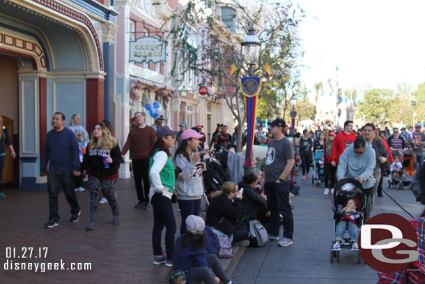 It looked like maybe 1/4th the curb pace on the straight part of Main Street had guests.  Most of which seemed to be there for the parade.  Some were just eating ice cream or other snacks.