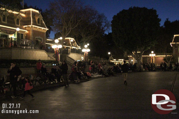 Over at Disneyland most curb seating was claimed already by 6pm for the 8:30pm MSEP.