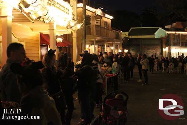 The Stage Door Cafe line extended to the Golden Horseshoe entrance.