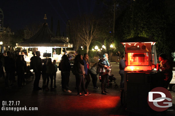 A line of about a dozen guests for popcorn..  long by Disneyland standards.. short by Tokyo standards...