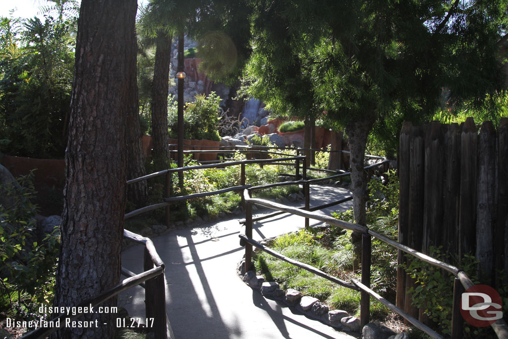 Random picture of the Splash Mountain queue path.