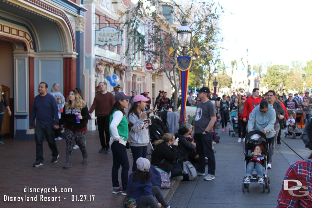 It looked like maybe 1/4th the curb pace on the straight part of Main Street had guests.  Most of which seemed to be there for the parade.  Some were just eating ice cream or other snacks.