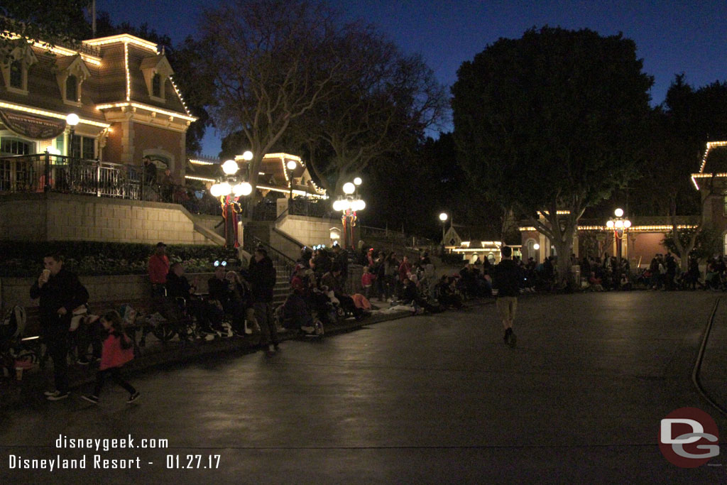 Over at Disneyland most curb seating was claimed already by 6pm for the 8:30pm MSEP.