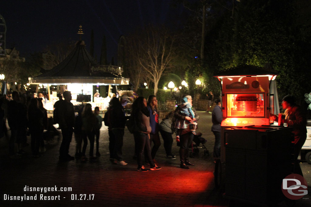 A line of about a dozen guests for popcorn..  long by Disneyland standards.. short by Tokyo standards...