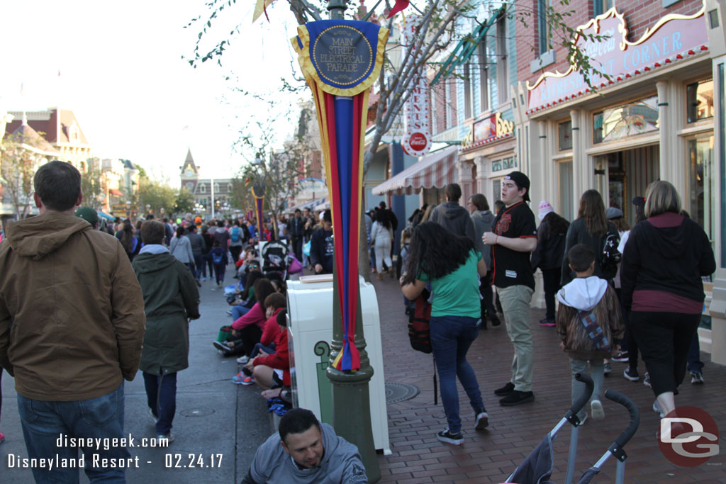 Main Street had a fair number of guests waiting for the MSEP parade already.  A good amount of the curb seating was claimed, only 4 hours before parade.