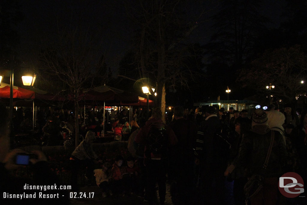 Oops a little dark.. but at 6:53pm the line for the Red Rose Taverne was back to the corner near the Royal Reception.