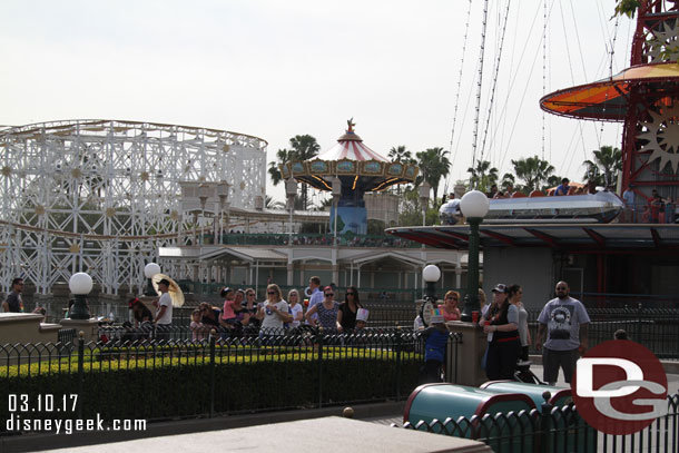 The queue of parents and their kids waiting at 2:27pm for the 2:40pm show.