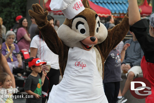 The Jammin Chefs perform in Paradise Pier and feature Chip and Dale.