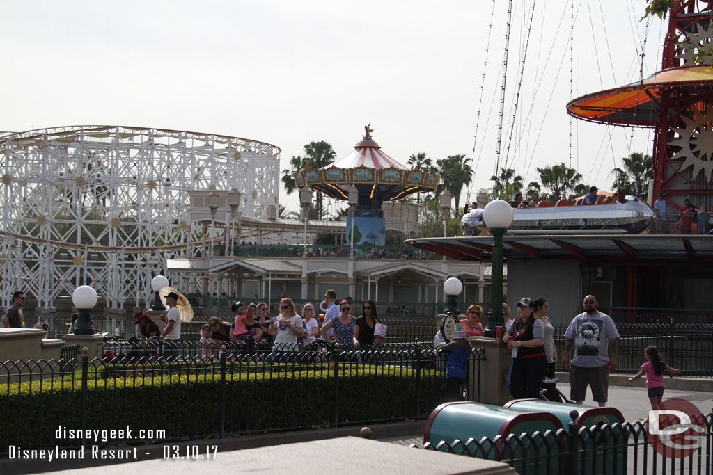 The queue of parents and their kids waiting at 2:27pm for the 2:40pm show.