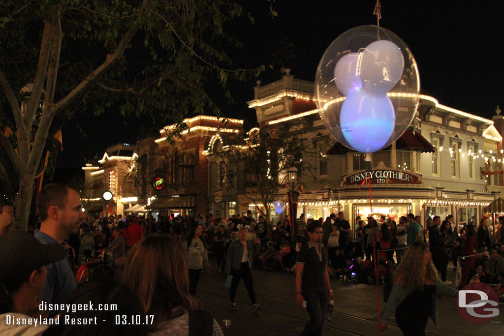 Waiting of the Main Street Electrical Parade, crossing my fingers the guests in front of me lower this balloon.