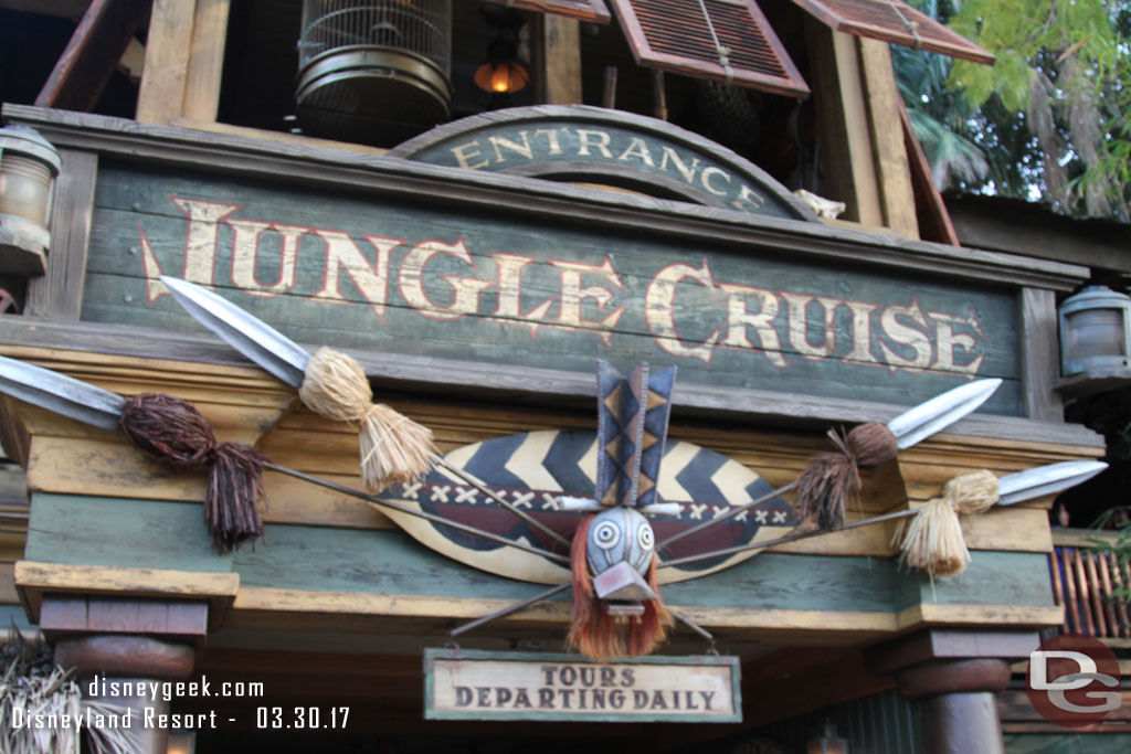 Jungle Cruise had a 30 min wait according to the Disneyland App, 25 min according to the sign, in reality about 5 minutes.