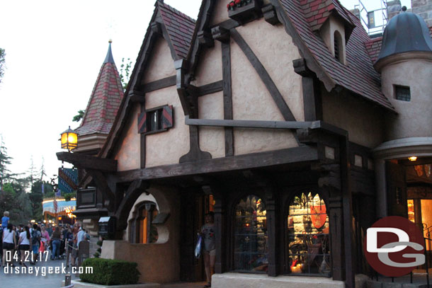 Stopped back by the Castle Holiday Shoppe to see the window.