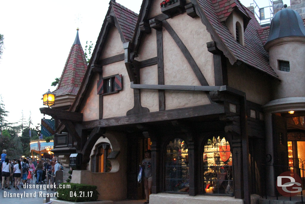 Stopped back by the Castle Holiday Shoppe to see the window.