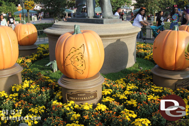 The hub features the same pumpkins as usual.