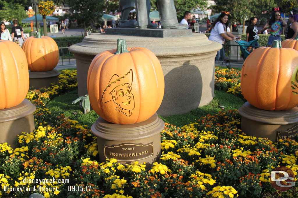 The hub features the same pumpkins as usual.