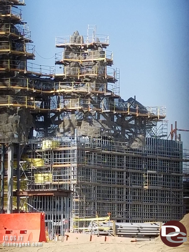 Here you get a good view of the Millennium Falcon show building and above it the rock formations.