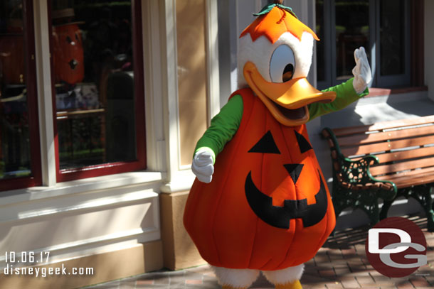 Donald Duck meeting guests in Town Square.