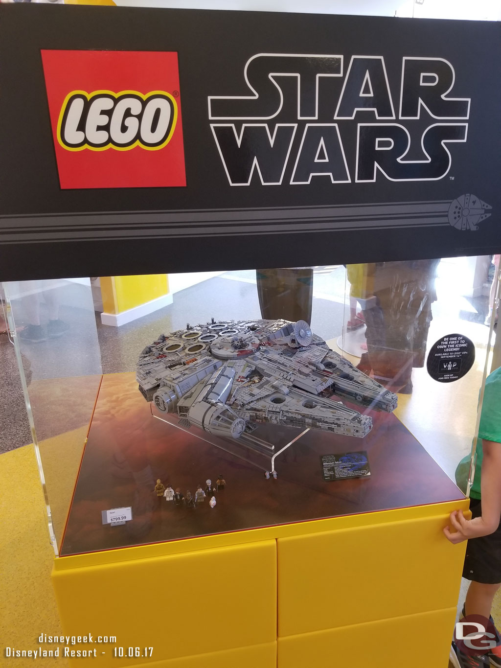 In the Lego store a new Millennium Falcon set is now available.