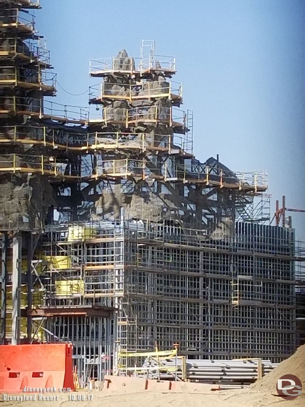 Here you get a good view of the Millennium Falcon show building and above it the rock formations.