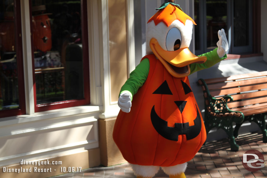 Donald Duck meeting guests in Town Square.