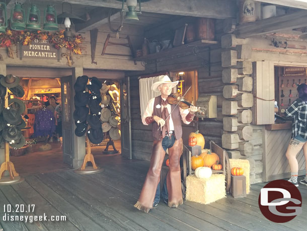 Farley the Fiddler performing in Frontierland.