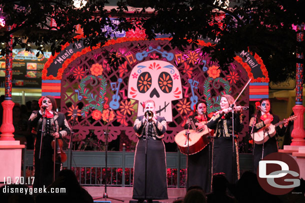 Mariachi Divas performing