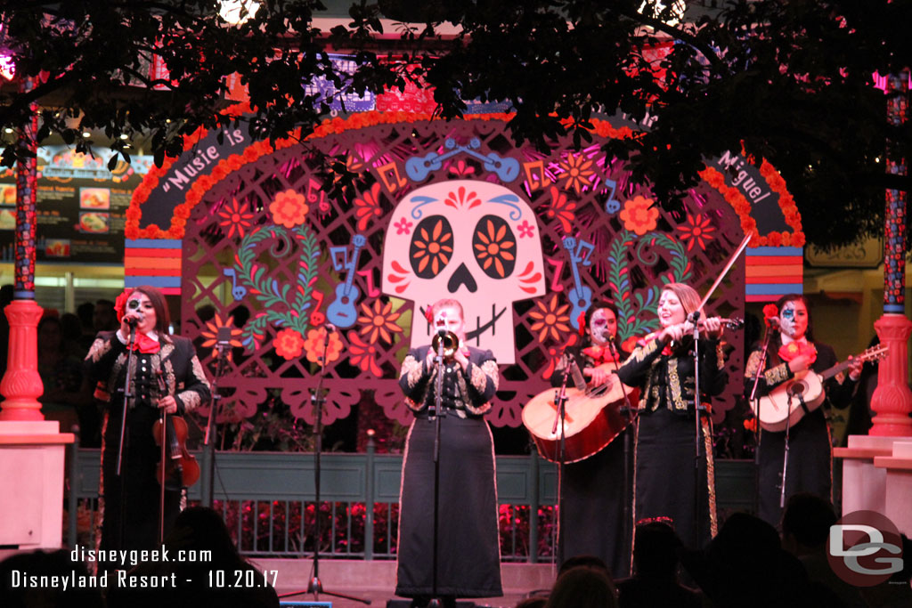 Mariachi Divas performing