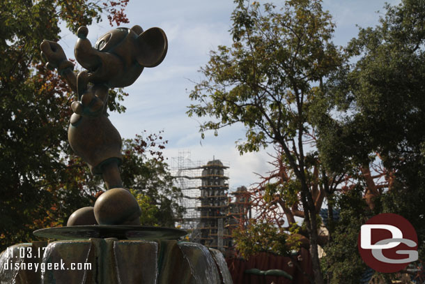 Star Wars: Galaxy's Edge Mountains in the distance.