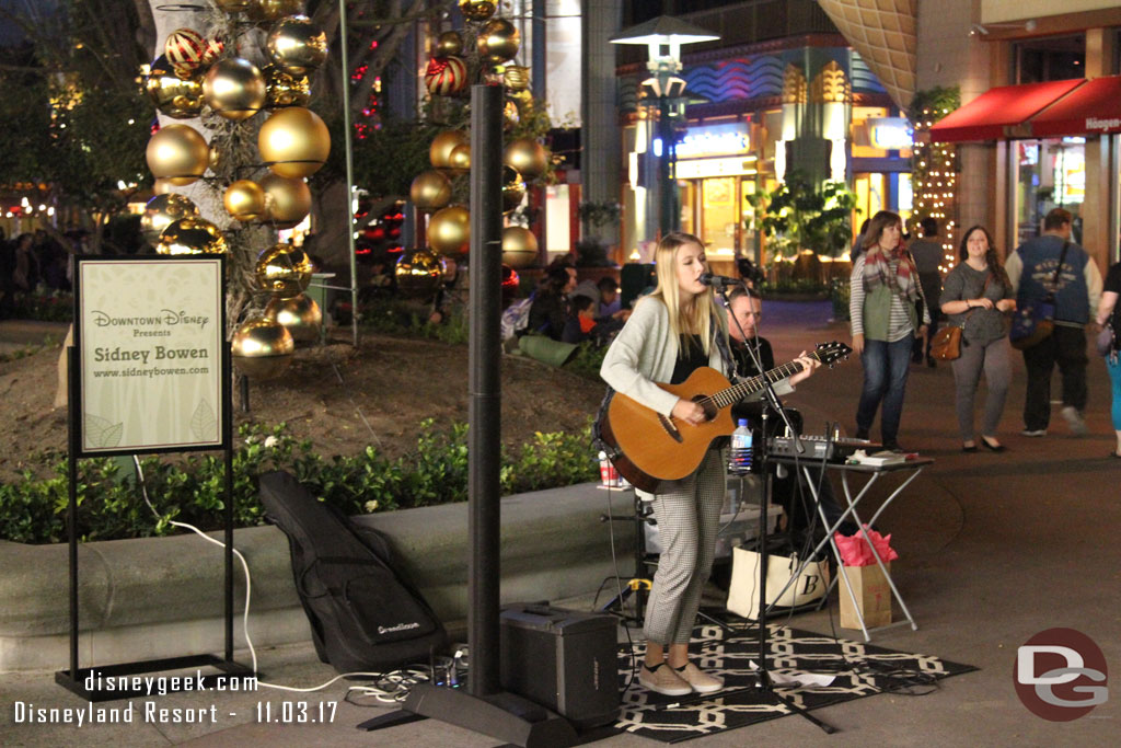 Some new performers out this evening in Downtown Disney that I do not recall seeing before.