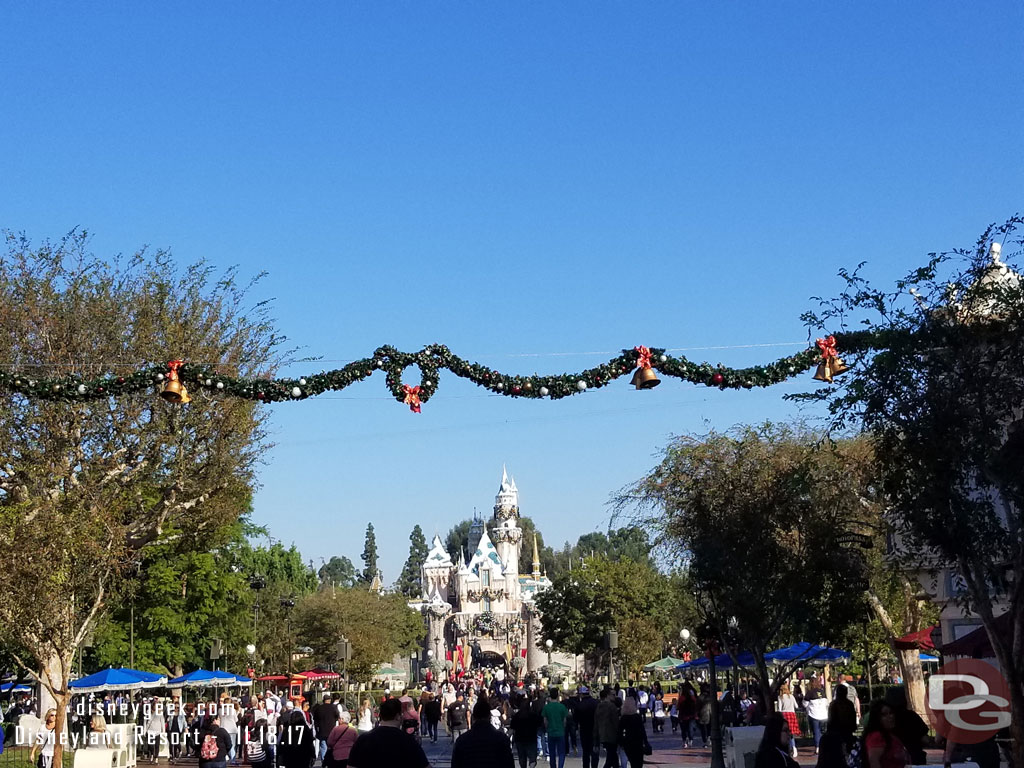 This picture on Main Street was 55 minutes after that first parking backup picture.  So it was over an hour from Ball Road to Main Street USA.