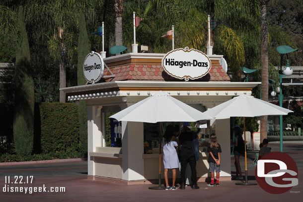 A couple guests at the Haagen-Dazs kiosk this hot afternoon, temps were in the mid 90s when I arrived.