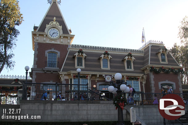 Made my way to Disneyland.  The queue for the train was at the door.. so slightly shorter than past trips.