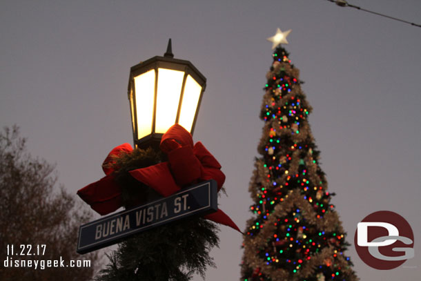 Buena Vista Street Christmas tree.. I do miss the community bell ringers and the nice tree lighting event.