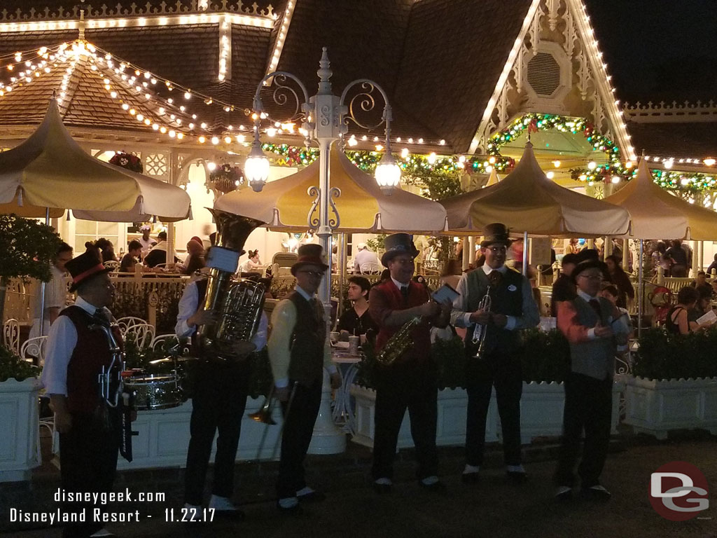 The Dickens Yuletide Band was performing near the Jolly Holiday Bakery in the walkway.