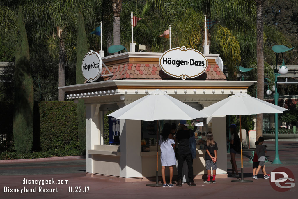 A couple guests at the Haagen-Dazs kiosk this hot afternoon, temps were in the mid 90s when I arrived.