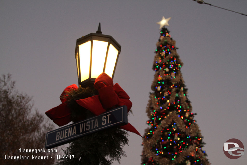 Buena Vista Street Christmas tree.. I do miss the community bell ringers and the nice tree lighting event.