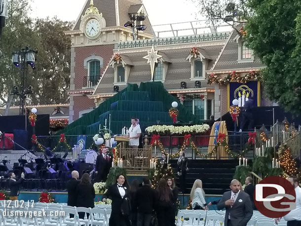 Around 4:30pm, an hour before show time, Chris Hemsworth came out to do a walk through and see the venue.