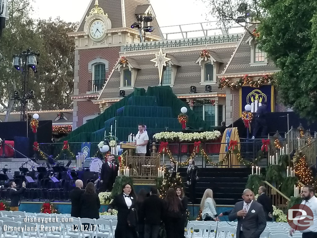 Around 4:30pm, an hour before show time, Chris Hemsworth came out to do a walk through and see the venue.