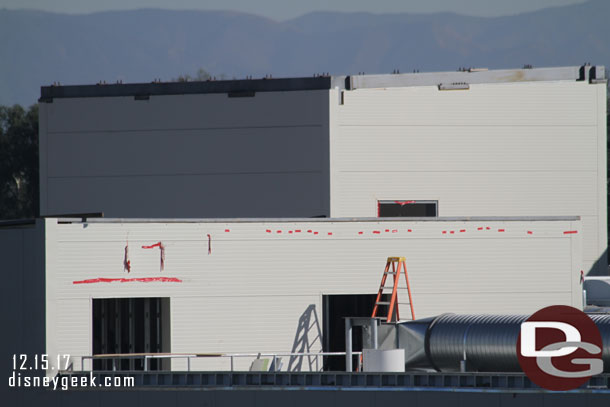 A closer look at the structures on the roof of the Battle Escape building.