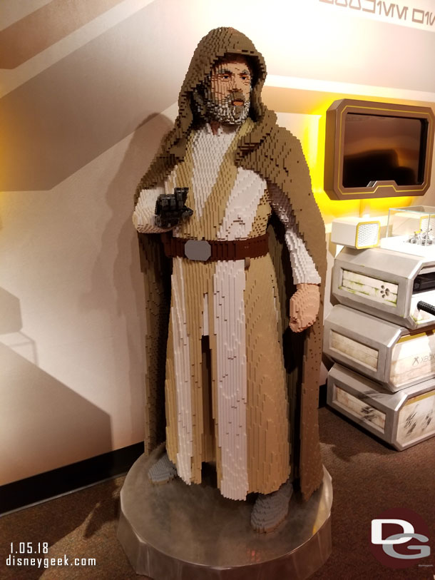 A couple new Lego statues have been added from the Star Wars: The Last Jedi