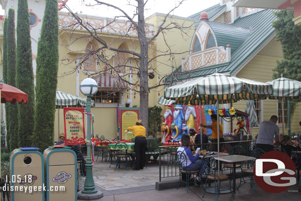 The area right next to Boardwalk Pizza & Pasta had a photo op and arts/crafts for Three Kings Day.